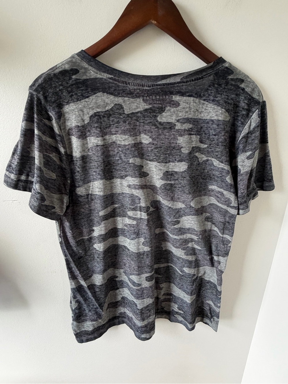 Lucky Brand | Camo V-Neck Tee | Gray Black | L - Picture 4 of 6